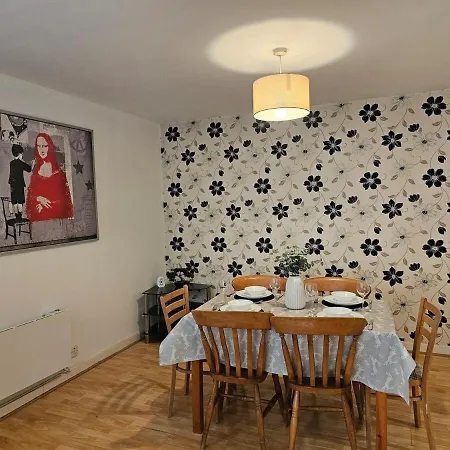 Plaza Flat 19 - 2 Bedroom Apartment, Free Parking, Town Centre Swindon