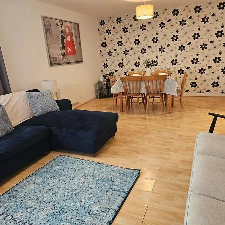 Plaza Flat 19 - 2 Bedroom Apartment, Free Parking, Town Centre * Swindon