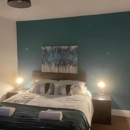 Apartment Alder 3 Bedroom Semi Ample Parking Swindon