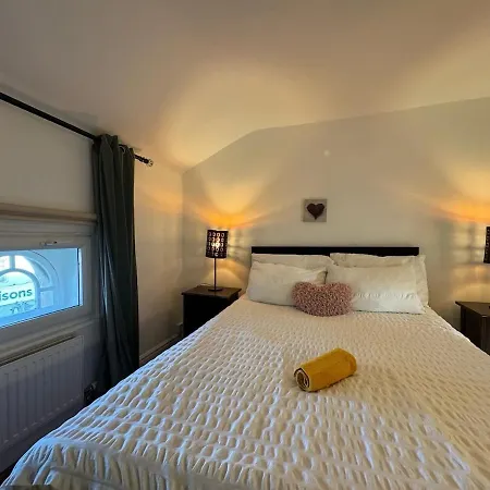 Victoria Road - 1 Bedroom Apartment *