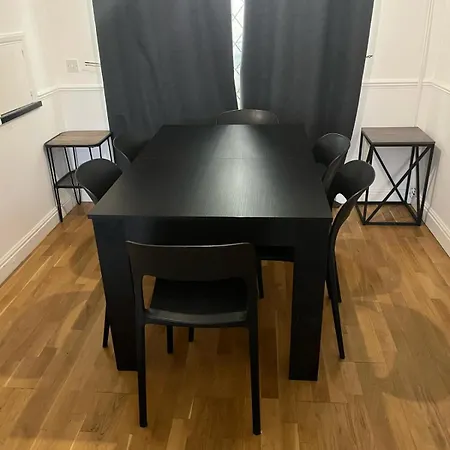 Holiday home Oxford Rd, 5 Bedroom Sleeps 11,parking
