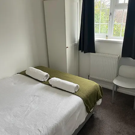 Holiday home Oxford Rd, 5 Bedroom Sleeps 11,parking