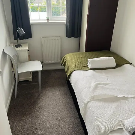 Oxford Rd, 5 Bedroom Sleeps 11,parking Holiday home Swindon