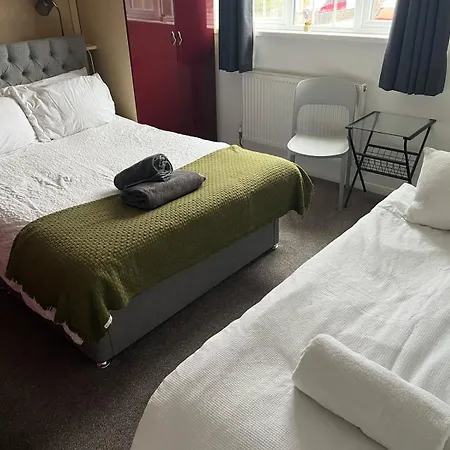 Oxford Rd, 5 Bedroom Sleeps 11,parking