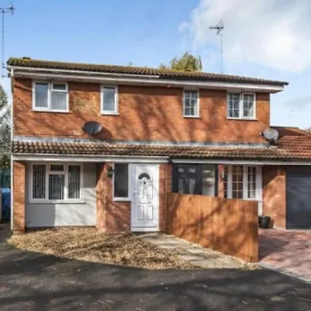 Holiday home Alder 3 Bedroom Semi Ample Parking Swindon