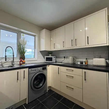 Olive House Long Sleeps 8 Free Parking Holiday home