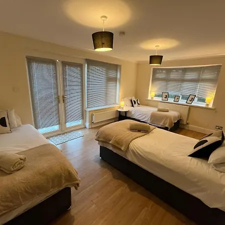 Olive House Long Sleeps 8 Free Parking