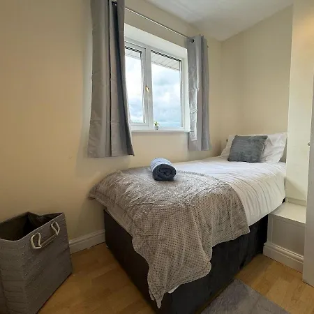 Holiday home Olive House Long Sleeps 8 Free Parking