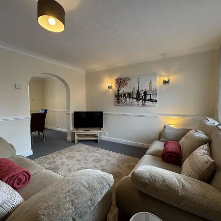 Olive House Long Sleeps 8 Free Parking Holiday home *