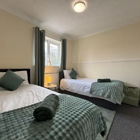 Olive House Long Sleeps 8 Free Parking Holiday home Swindon