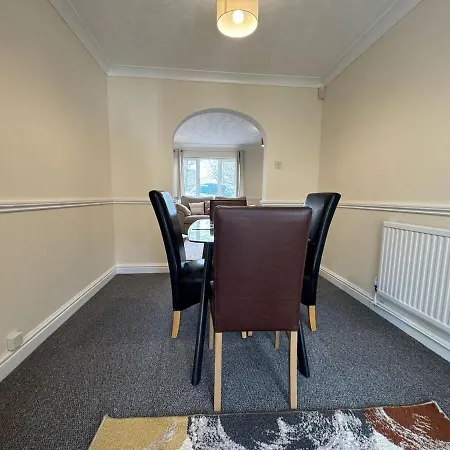 Olive House Long Sleeps 8 Free Parking Holiday home