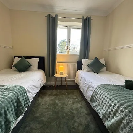 Olive House Long Sleeps 8 Free Parking Holiday home *