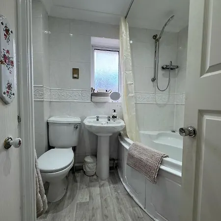 Olive House Long Sleeps 8 Free Parking *