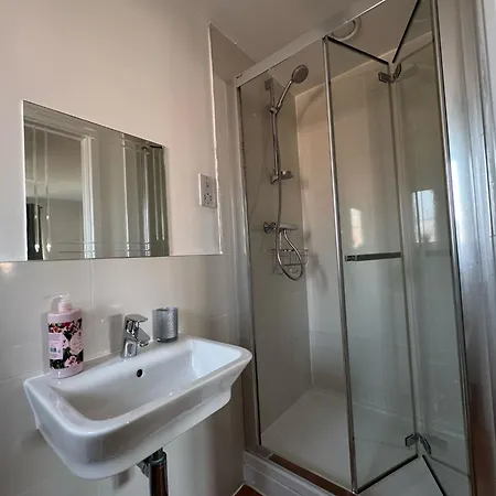 Hanwell House Sn25 Long Sleep 5 Free Parking