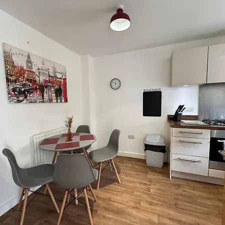 Hanwell House Sn25 Long Sleep 5 Free Parking Holiday home Swindon