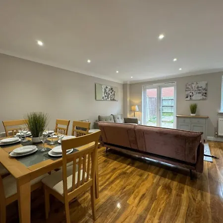 Holiday home Thursday House, Sleeps 11, 5 Bedrooms, Contractors, Free Parking *