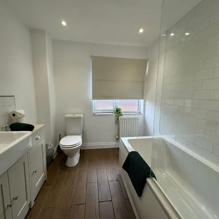 Thursday House, Sleeps 11, 5 Bedrooms, Contractors, Free Parking Holiday home *