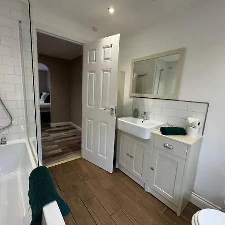 Holiday home Thursday House, Sleeps 11, 5 Bedrooms, Contractors, Free Parking *