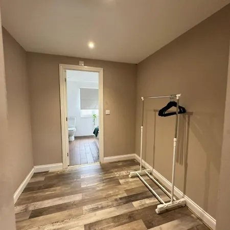 Thursday House, Sleeps 11, 5 Bedrooms, Contractors, Free Parking Swindon