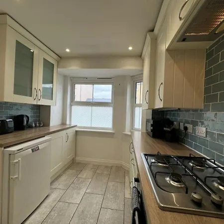 Holiday home Thursday House, Sleeps 11, 5 Bedrooms, Contractors, Free Parking *