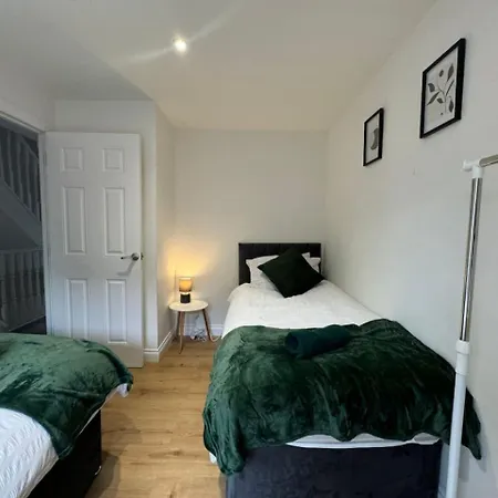 Thursday House, Sleeps 11, 5 Bedrooms, Contractors, Free Parking Swindon