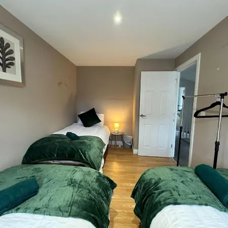 Thursday House, Sleeps 11, 5 Bedrooms, Contractors, Free Parking * Swindon
