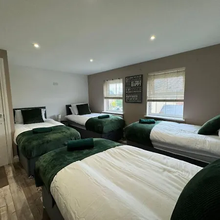 Thursday House, Sleeps 11, 5 Bedrooms, Contractors, Free Parking Holiday home