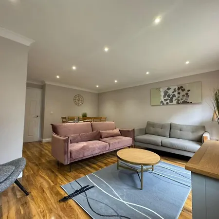 Thursday House, Sleeps 11, 5 Bedrooms, Contractors, Free Parking Holiday home *