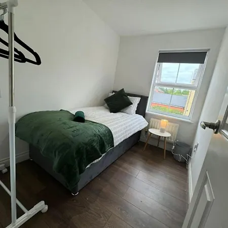Holiday home Thursday House, Sleeps 11, 5 Bedrooms, Contractors, Free Parking *