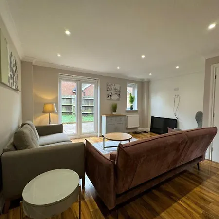 Thursday House, Sleeps 11, 5 Bedrooms, Contractors, Free Parking Holiday home *