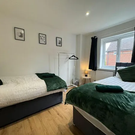 Thursday House, Sleeps 11, 5 Bedrooms, Contractors, Free Parking Holiday home Swindon