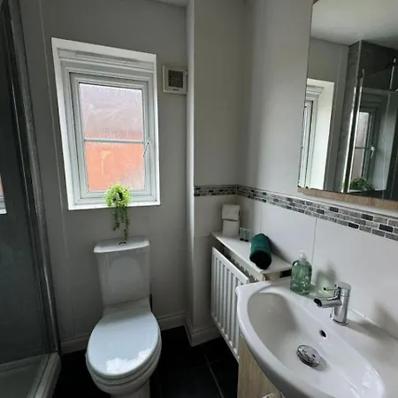 Thursday House, Sleeps 11, 5 Bedrooms, Contractors, Free Parking * Swindon