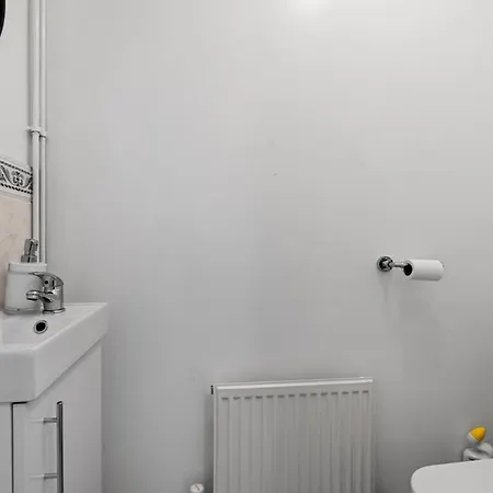 Colman Park Apartment *
