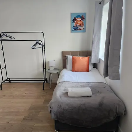 Homington House Long Sleeps 8 Free Parking * Swindon