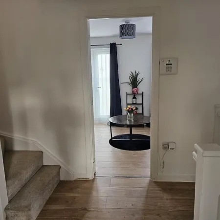 Holiday home Homington House Long Sleeps 8 Free Parking