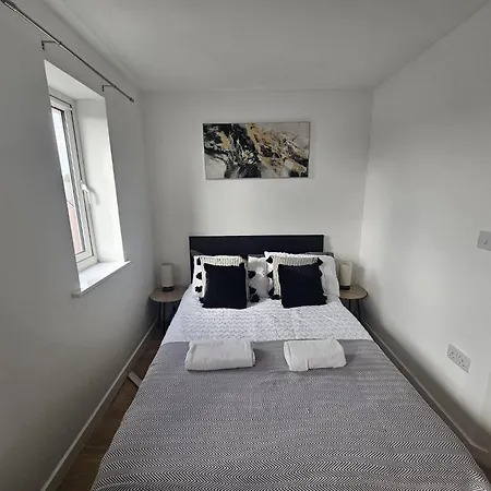 Holiday home Homington House Long Sleeps 8 Free Parking