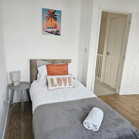 Holiday home Homington House Long Sleeps 8 Free Parking *