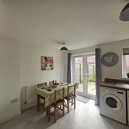 Holiday home Homington House Long Sleeps 8 Free Parking Swindon