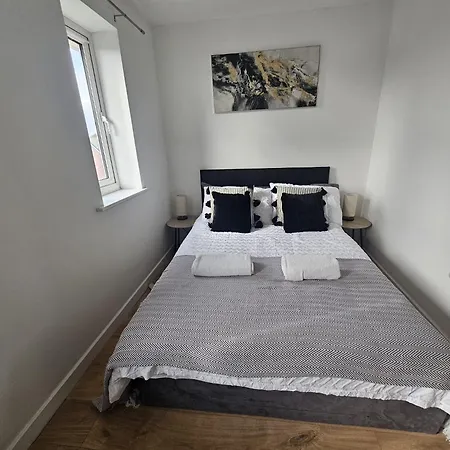 Holiday home Homington House Long Sleeps 8 Free Parking