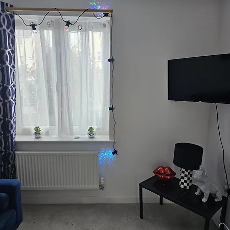 Homington House Long Sleeps 8 Free Parking Holiday home Swindon