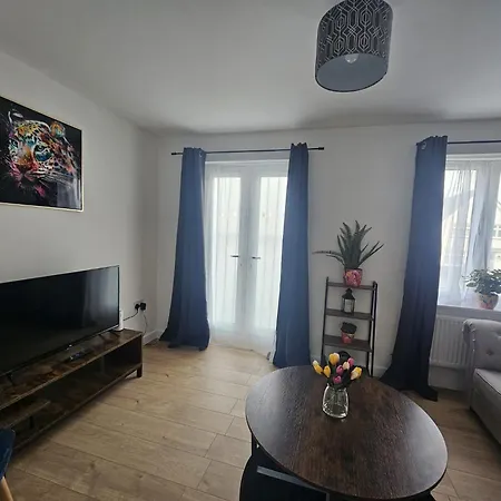 Homington House Long Sleeps 8 Free Parking Holiday home Swindon