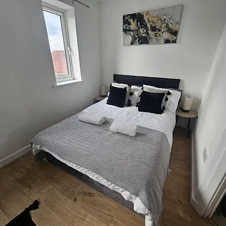 Holiday home Homington House Long Sleeps 8 Free Parking