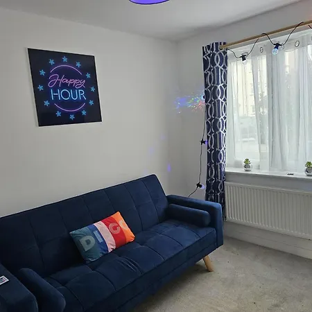 Holiday home Homington House Long Sleeps 8 Free Parking