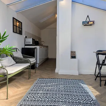 1-bed Retreat - Hot Tub Private Garden & Bbq *