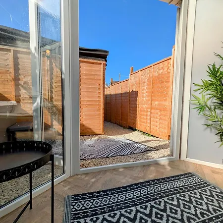 1-bed Retreat - Hot Tub Private Garden & Bbq Apartment