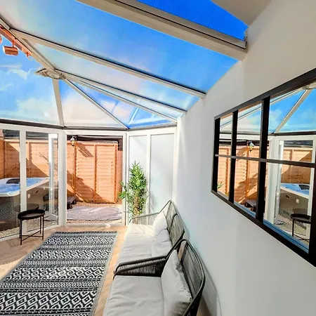 1-bed Retreat - Hot Tub Private Garden & Bbq Swindon