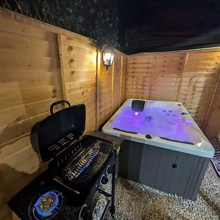 Apartment 1-bed Retreat - Hot Tub Private Garden & Bbq *