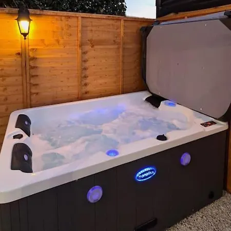 1-bed Retreat - Hot Tub Private Garden & Bbq Swindon