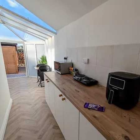1-bed Retreat - Hot Tub Private Garden & Bbq Swindon