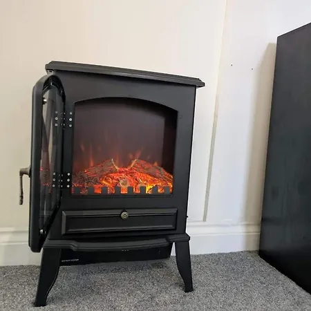 1-bed Retreat - Hot Tub Private Garden & Bbq Apartment